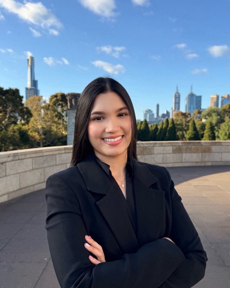 Abogada Paula Díaz, con el skyline de Melbourne de fondo